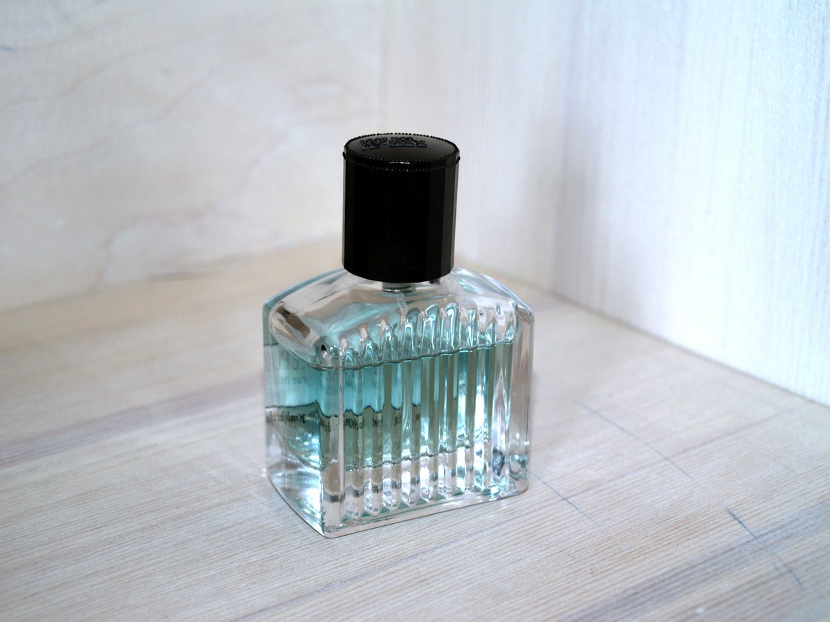 Duty-free price comparison for perfume and spirits
