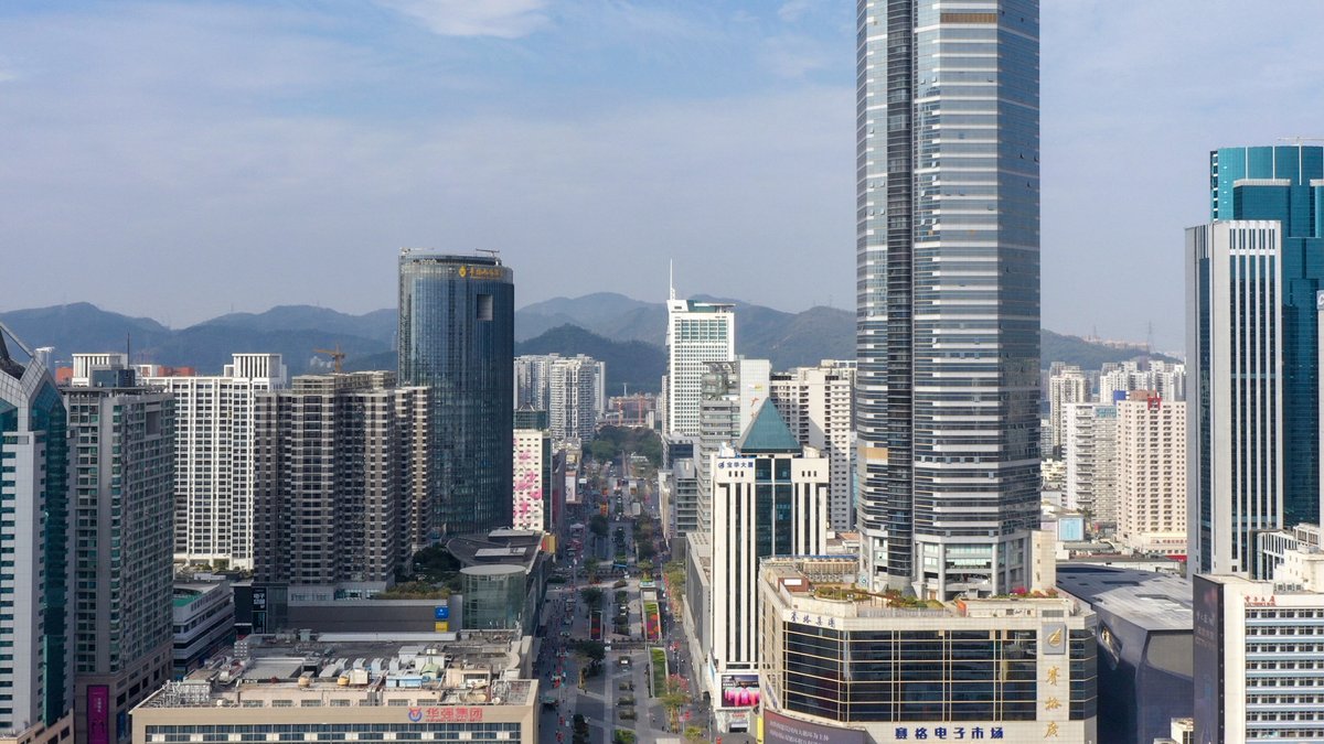 Phone Repair in Shenzhen's Huaqiangbei 2026: Battery and Screen Prices, 9 Real Repair Shops, 5 Anti-Scam Rules