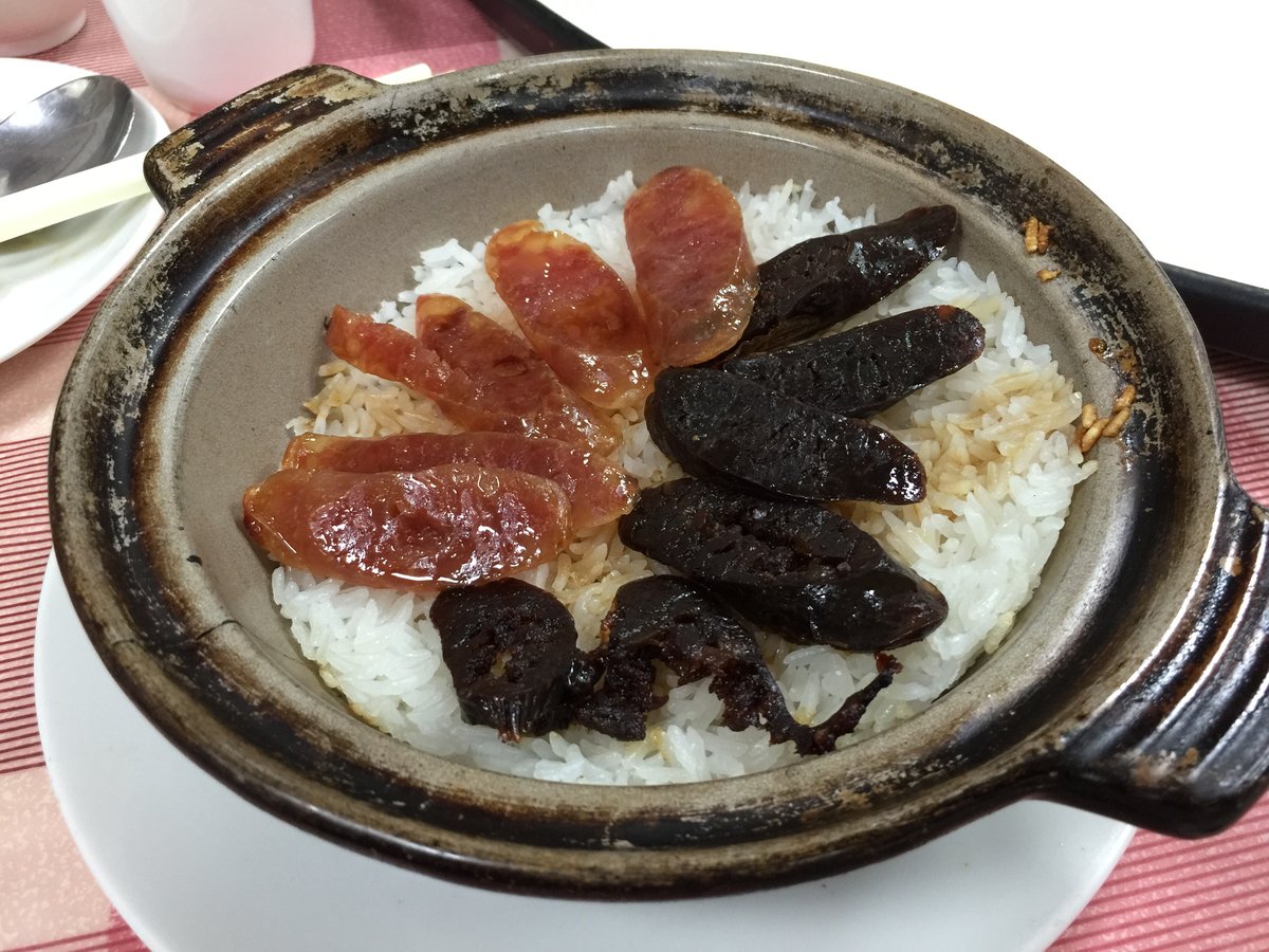 砂鍋連汁連料原煲上枱，煲仔飯熱氣騰騰