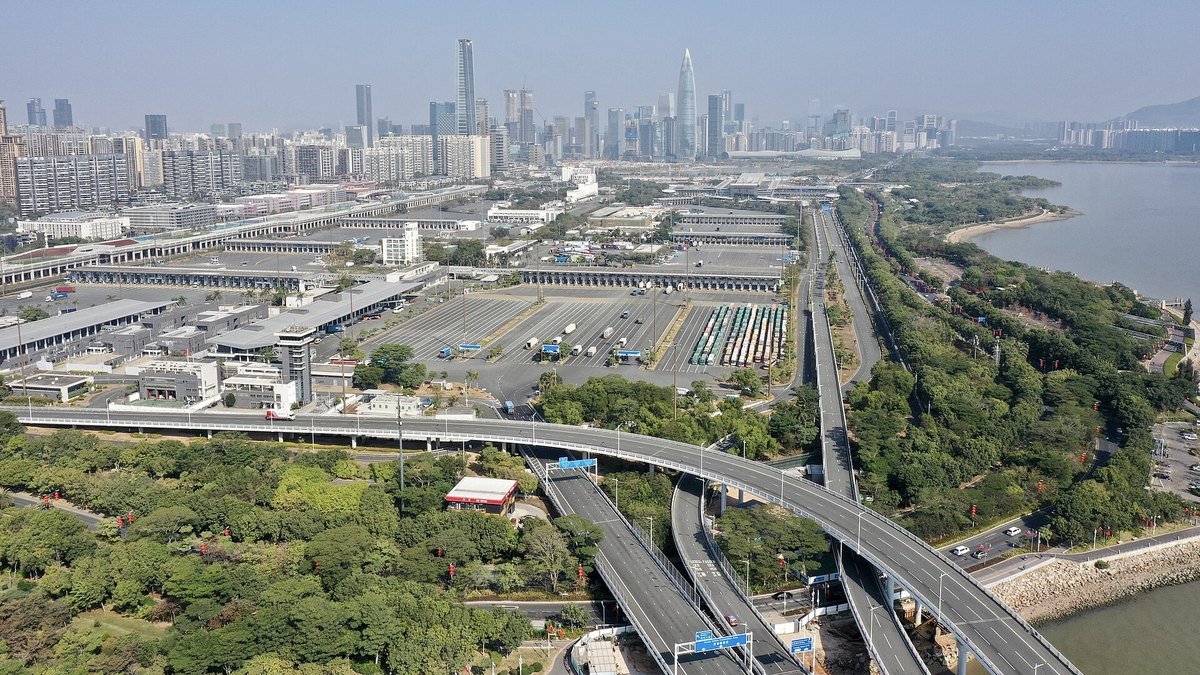 深圳口岸中秋國慶客流預測 2026：10 月 3 日高峰 98.38 萬人次、高鐵加開 26 班（三口岸避峰時段）
